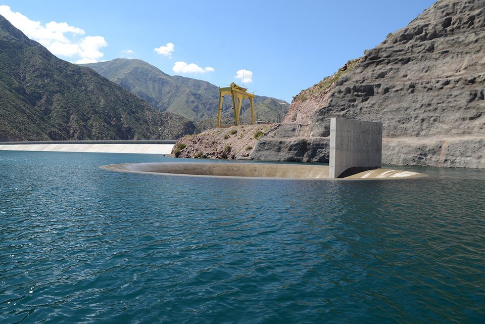 Apertura de compuertas en Dique Potrerillos