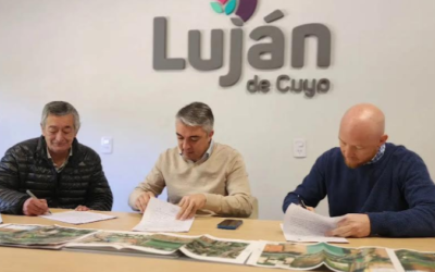 Luján firmó un convenio histórico con el Club Banco Mendoza para la apertura de calle Liniers