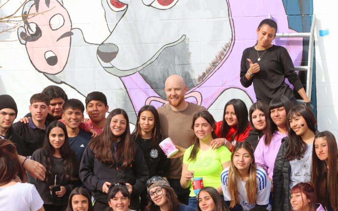 Las promociones de las escuelas secundarias pintaron los tradicionales murales en Luján