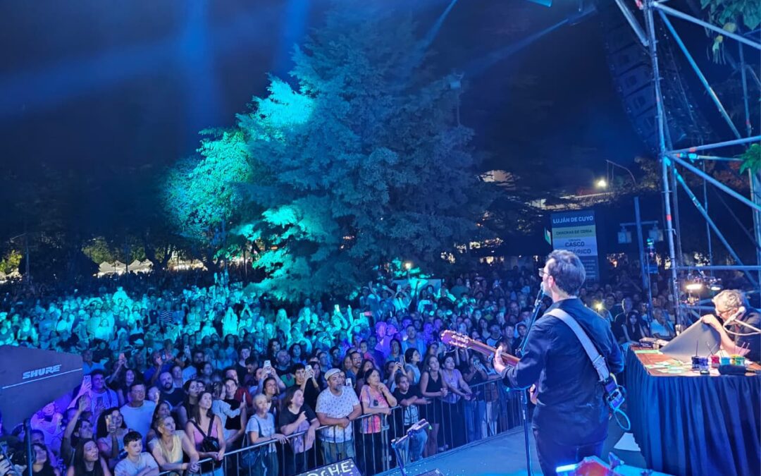 Kevin Johansen y Liniers coparon la Plaza de Chacras y más de 6 mil personas vivieron una nueva noche de Carnaval